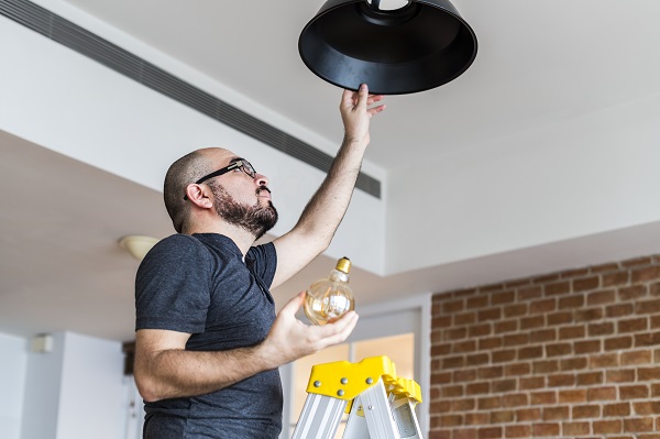 Operazione di installazione di un lampadario.